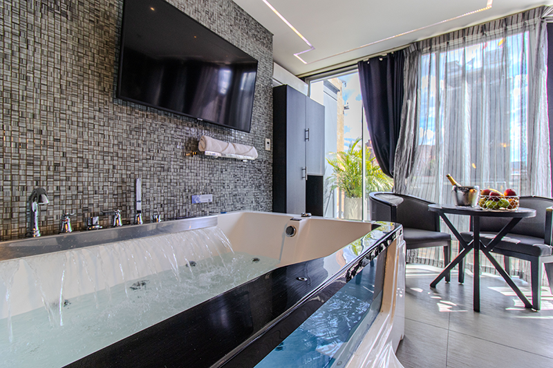 excelsior-suite-room-401-jacuzzi