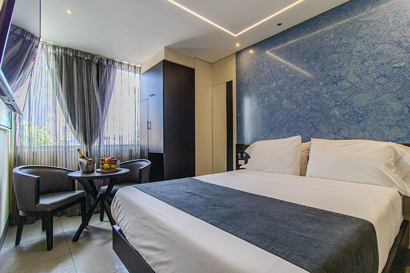 excelsior-suite-room-401-king-bed-window-view