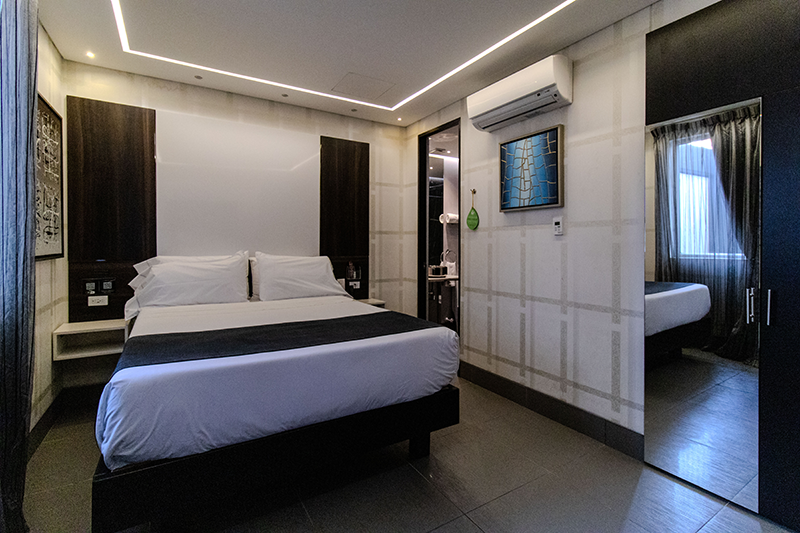 excelsior-suite-room-401-king-bed
