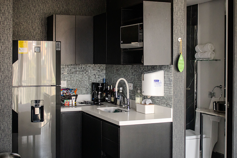 excelsior-suite-room-401-kitchen