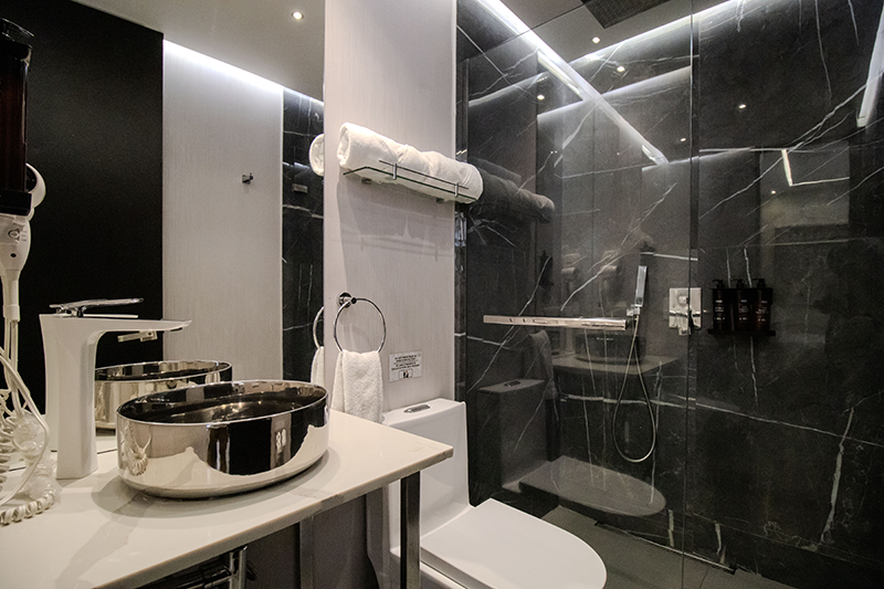 imperial-suite 402-room-bathroom-vanity-1