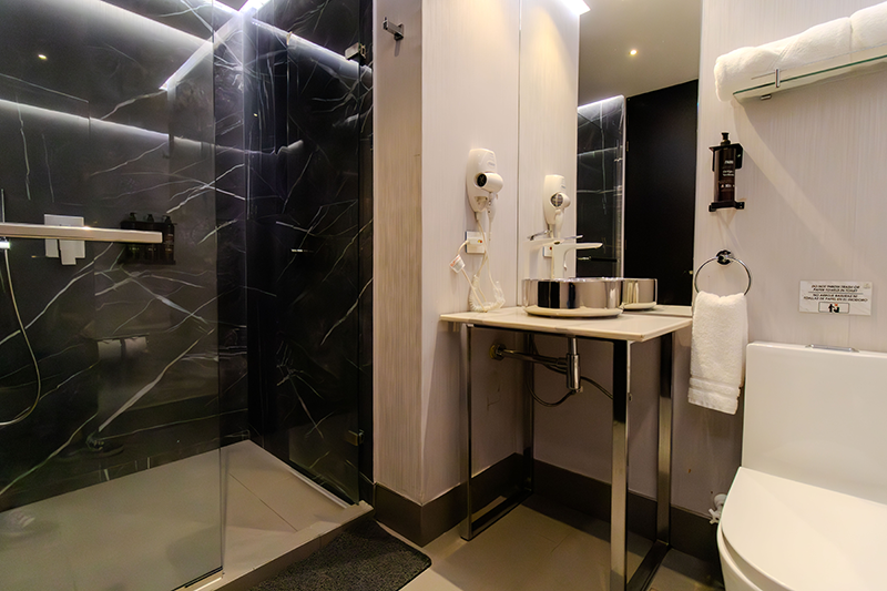 imperial-suite 402-room-bathroom-vanity-2
