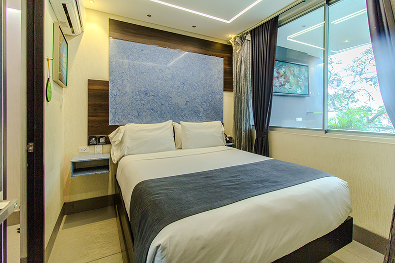 imperial-suite 402-room-bed-1