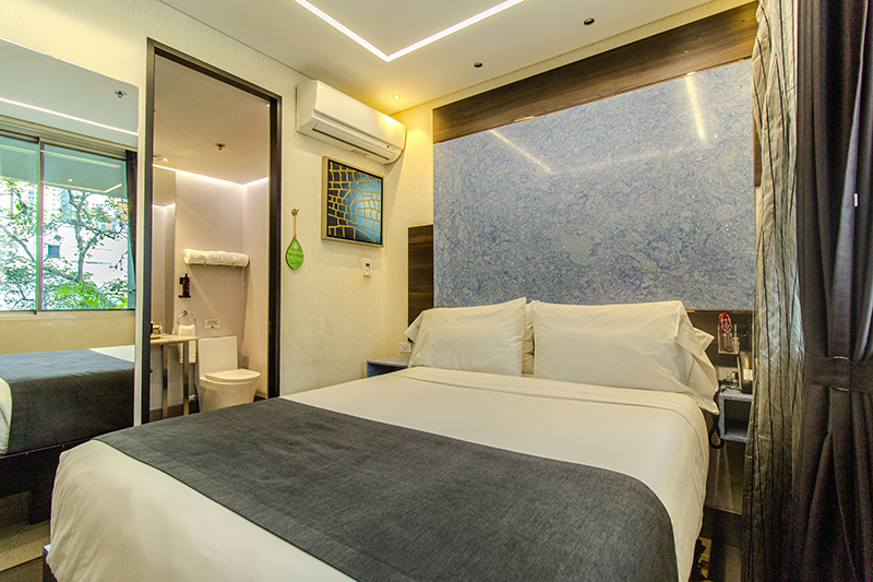 imperial-suite 402-room-bed-2
