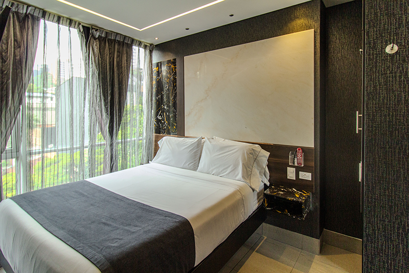 imperial-suite 402-room-bed-4