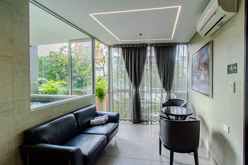 imperial-suite 402-room-jacuzzi-lounge-area-1