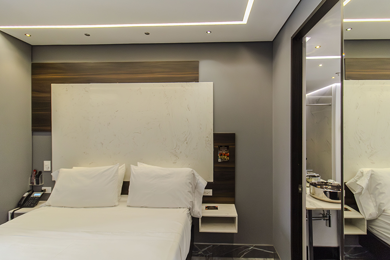 lord-suite-room-204-bed-2