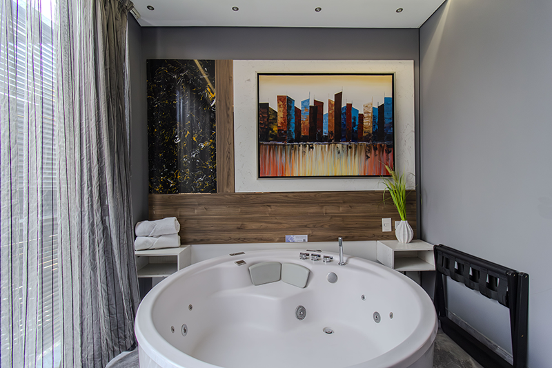 lord-suite-room-204-jacuzzi-1
