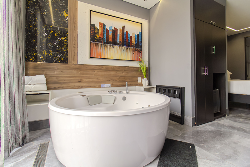 lord-suite-room-204-jacuzzi-2