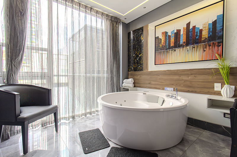 lord-suite-room-204-jacuzzi-window-view