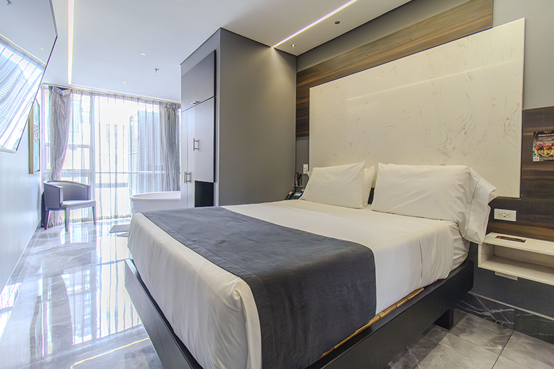 lord-suite-room-204-king-bed
