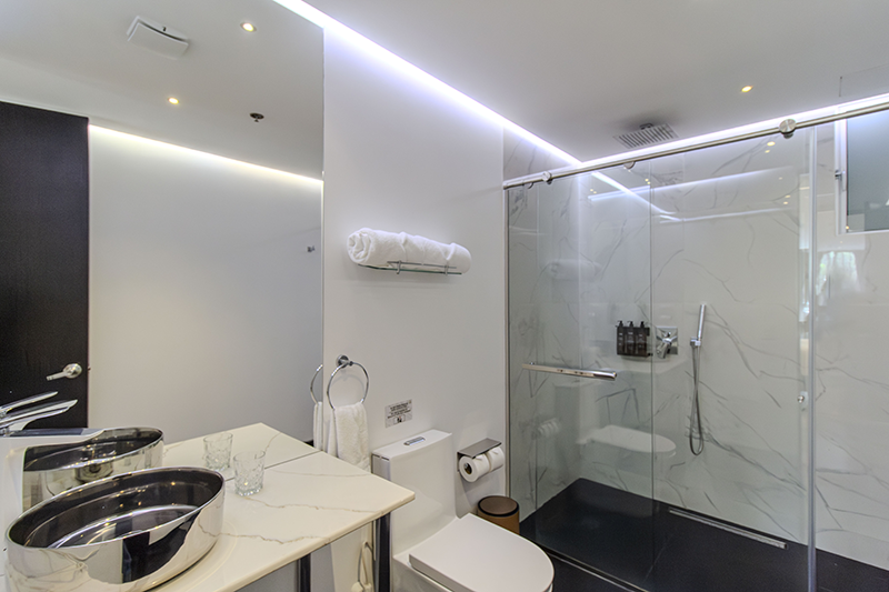 marquess-suite-room-207-bathroom-shower