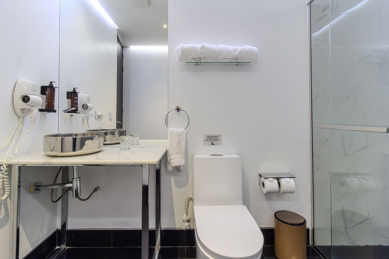 marquess-suite-room-207-bathroom-vanity