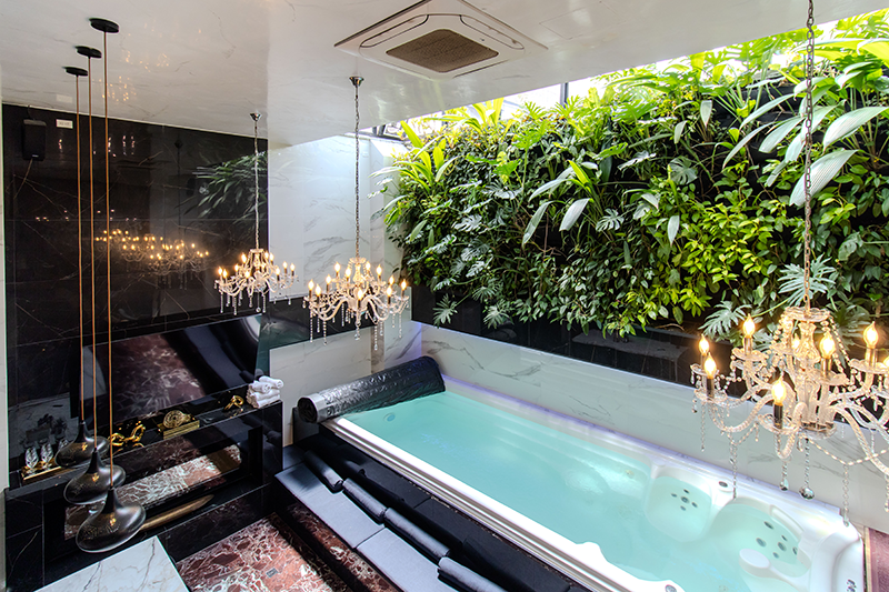 presidential-suite-room-jacuzzi-lounge-area-2