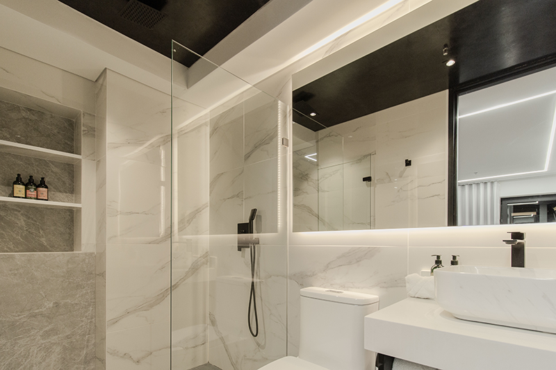 presidential-suite-room-shower