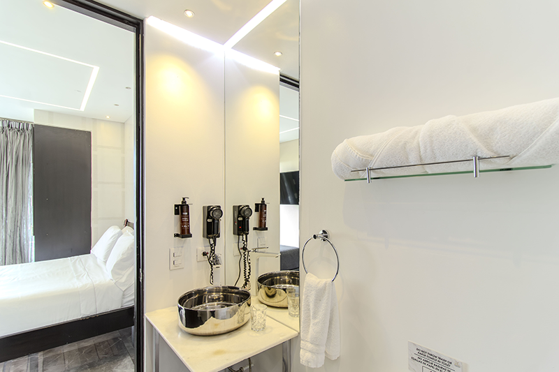 viscount-suite-803-room-bathroom-vanity-1