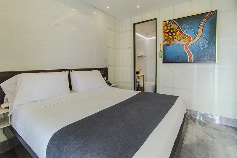 viscount-suite-803-room-bed-3