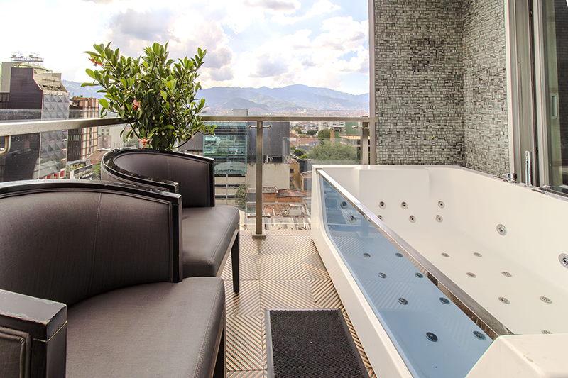 viscount-suite-803-room-jacuzzi-balcony-2