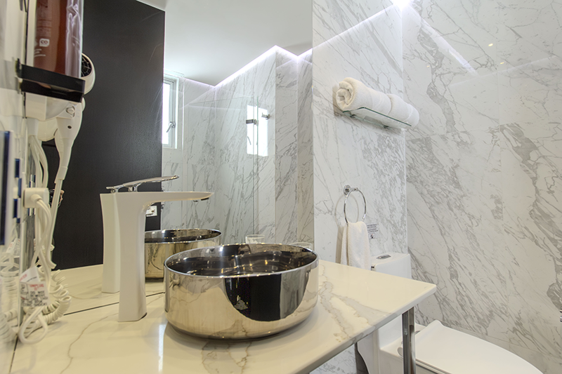 viscount-suite-room-bathroom-vanity-2
