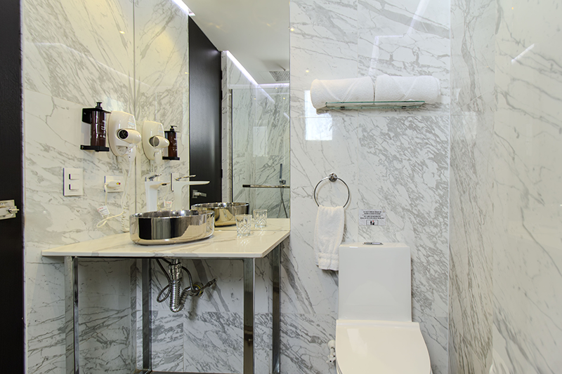 viscount-suite-room-bathroom-vanity-3