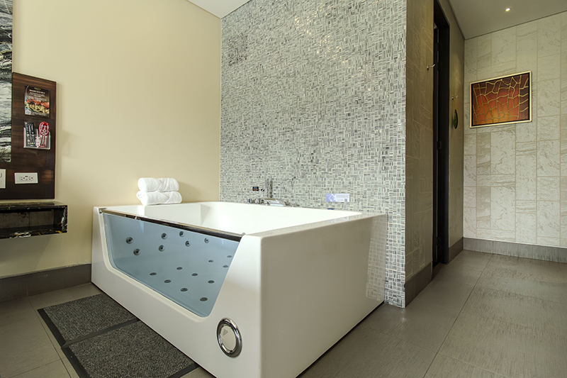viscount-suite-room-jacuzzi
