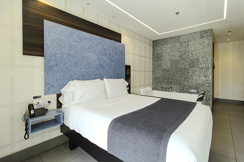 viscount-suite-room-king-bed
