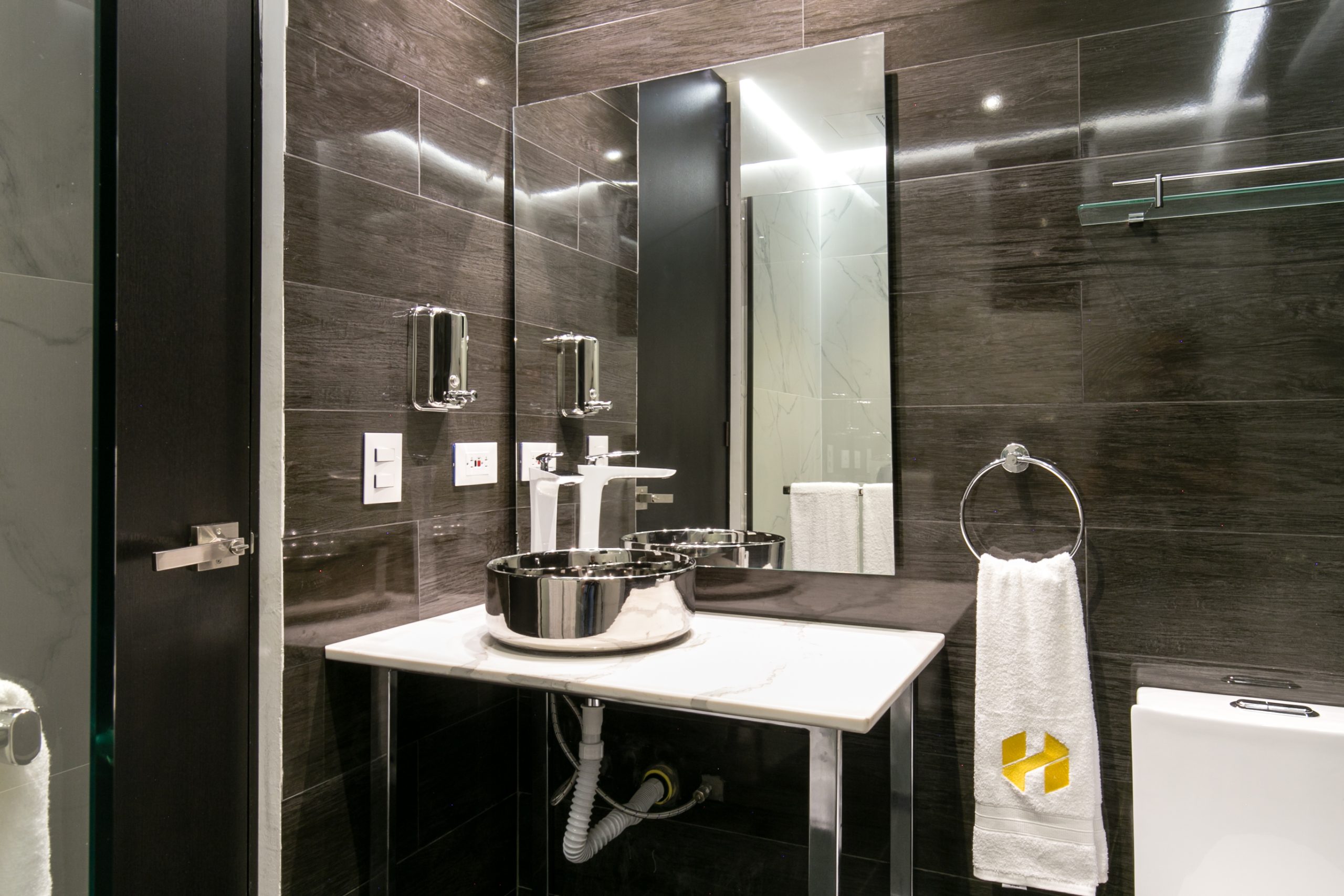 emperor-penthouse-901-bathroom-vanity-2